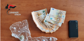 La droga arriva con il corriere espresso: arrestato 27enne Stupefacente e denaro sequestrati