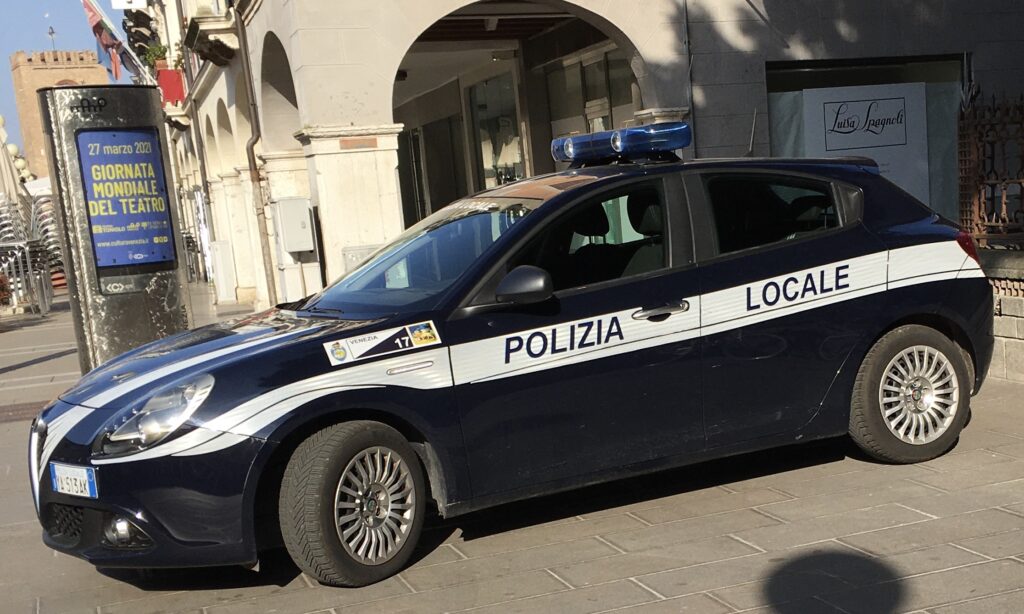 Una vettura della Polizia Locale di Venezia
