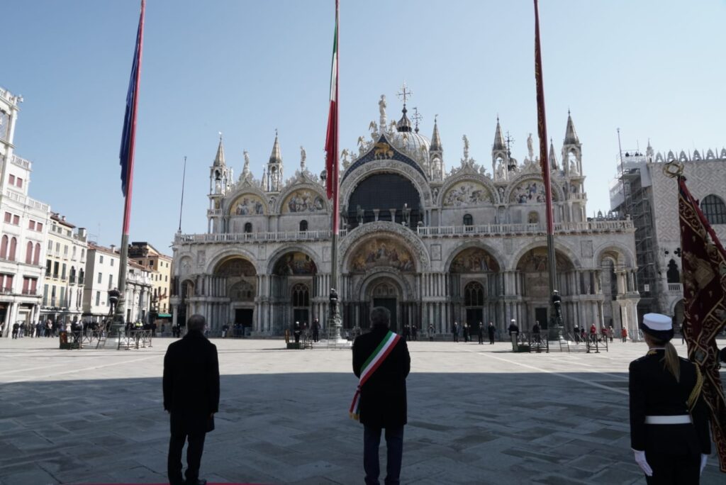 La cerimonia dell'alzabandiera