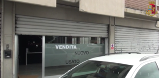 Auto di lusso vendute a più persone per incassare i soldi e sparire: 17 truffati L'ingresso dell'autosalone