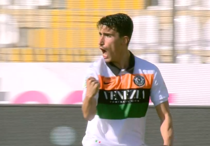 Luca Fiordilino esulta dopo il goal