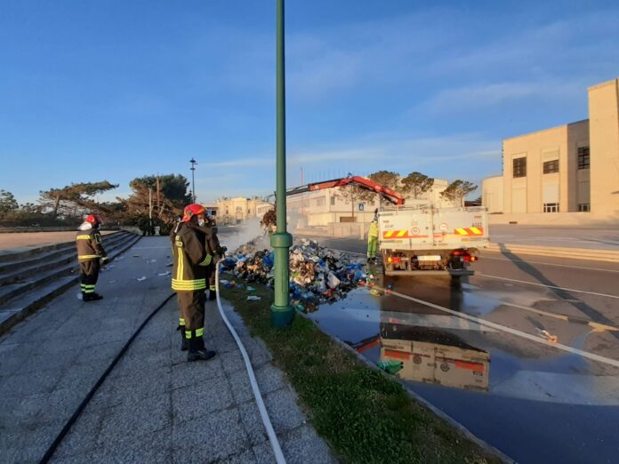 I Vigili del Fuoco spengono le fiamme dei rifiuti che conteneva il camion di Veritas