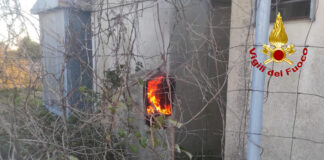 Incendio in una centralina elettrica: chiuso per un’ora passaggio a livello sulla linea ferroviaria Rovigo-Chioggia La centralina elettrica in fiamme