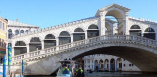 Identificati e sanzionati cinque giovani francesi autori delle evoluzioni “parkour” a Venezia lo scorso ottobre Polizia Locale di Venezia a Rialto