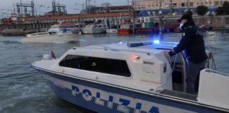 Violenta rissa a Piazzale Roma, tre arresti Un'imbarcazione della Polizia di stato di Venezia - foto di repertorio