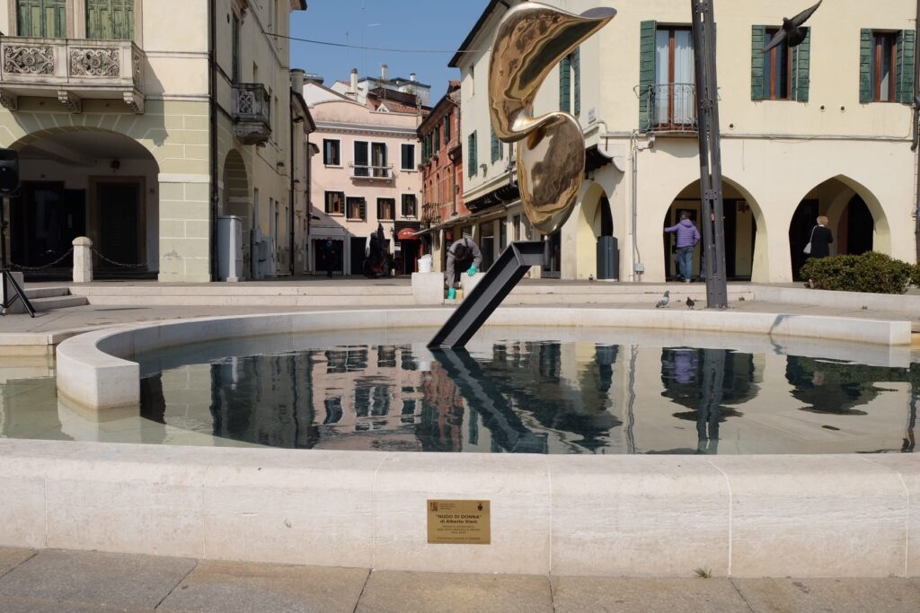 La scultura e la targa apposta