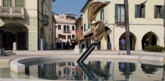 Piazza Ferretto: una targa per ricordare il restauro della statua di Viani del 2020 La scultura e la targa apposta