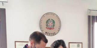 Operazione antidroga del Commissariato di Mestre: arrestata una coppia Gli agenti del Commissariato di Mestre con la droga e il bilancino di precisione sequestrati