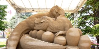Jesolo, “Darwin torna in città” è il titolo delle sculture di sabbia 2021 Sculture di sabbia - Sand Raptors (edizione 2018)