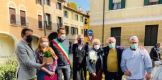 Targa alle signore che abbelliscono Borgo Cavour