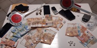 Spacciava eroina gialla incontrando i clienti vicino alle scuole: pusher arrestato