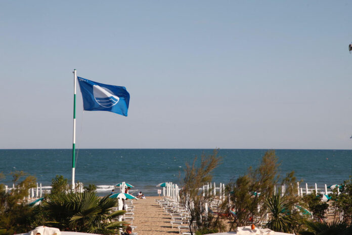 La spiaggia di Jesolo con la Bandiera Blu