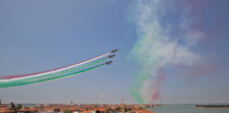 Salone Nautico Venezia 2021: le Frecce Tricolori sorvolano l’Arsenale per l’apertura della mostra navale Le Frecce Tricolori su Venezia (foto di archivio)