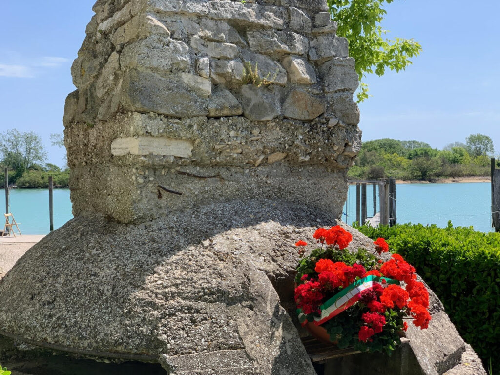 Un fortino in prossimità del porticciolo di Cortellazzo, sulla riva del fiume Piave