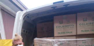 Pacchi solidali: da Coldiretti Venezia quasi due quintali di prodotti Davide Montino durante le consegne dei pacchi solidali