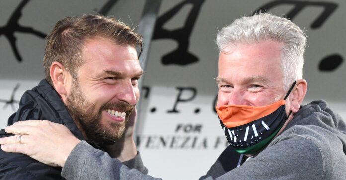 Il Presidente del Venenzia FC Duncan Niederauer festeggia con il tecnico lagunare Paolo Zanetti