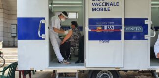 Vaccini in spiaggia al Lido di Venezia Unità mobile anti-COVID dell'Ulss 3 Serenissima