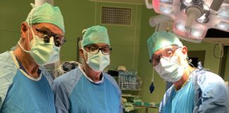 Un gigantesco “gozzo tirodeo” asportato all’Ospedale dell’Angelo I tre chirurghi in sala operatoria