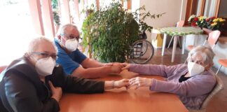 Le case di riposo “riaprono” ai parenti dopo oltre un anno. L’emozione delle prime visite