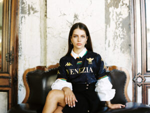 La maglia del Venezia FC indossata da una modella