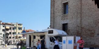 I camper e i vaporetti vaccinali alle sagre sul territorio Camper vaccinale a Chioggia