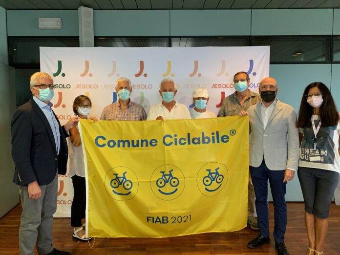 la consegna della bandiera gialla al Comune di Jesolo