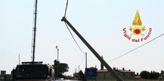 San Dona’, auto esce di strada e abbatte un palo: due feriti