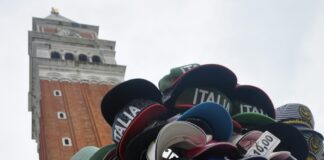 No paccottiglia a Venezia: il consiglio Comunale approva il nuovo regolamento Un banco di souvenir in Piazza San Marco - foto di repertorio
