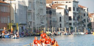 Premi delle Regate, Brugnaro: “Una polemica inutile” Una regata delle caorline a sei remi (foro di repertorio)