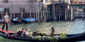 Ripartiamo con un fiore: gondolieri e florovivaisti per un messaggio di speranza Sposi nella gondola fiorita