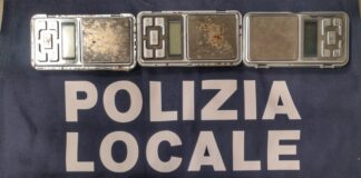 Spaccio di droga in viale San Marco, un 18enne arrestato e altri due giovani denunciati per resistenza e oltraggio Denaro, droga e bilancini sequestrati