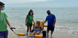 A Cavallino-Treporti ragazzi con disabilità al lavoro, biciclette per trasportare le carrozzine, sedie speciali per il bagno in mare e molto altro