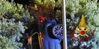 Automobile si rovescia e finisce in verticale: un ferito