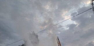 San Dona’ di Piave, in fiamme un mezzo per la raccolta rifiuti della Veritas I Vigili del Fuoco intenti a spegnere le fiamme sul mezzo Veritas