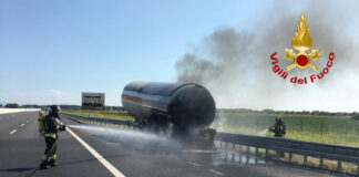 Autostrada A4, in fiamme il rimorchio di un’autocisterna di GPL: traffico in tilt I vigili del fuoco impegnati a spegnere l'incendio dell'autocisterna