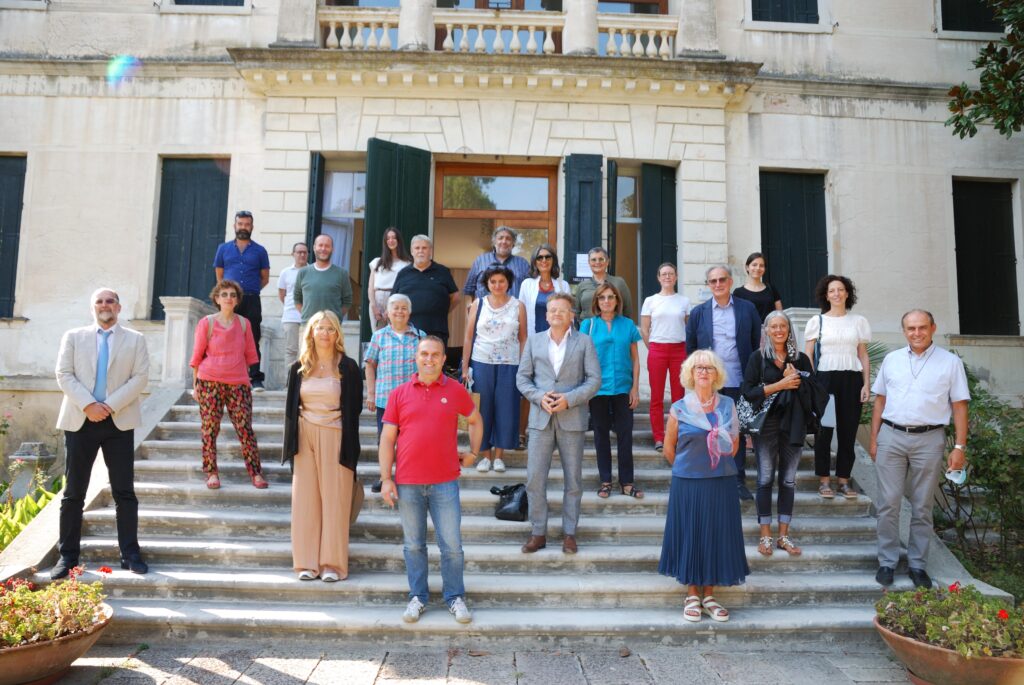 Assemblea della Rete dei Luoghi del Tiepolo: i partecipanti davanti a Villa XXV Aprile