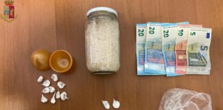 Spacciava droga prendendo appuntamenti tramite Whatsapp e Telegram: arrestato dalla Polizia