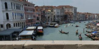 A Venezia la celebrazione del restauro del Ponte di Rialto La targa sul Ponte di Rialto