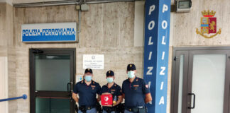 Arresto cardiaco in stazione, 60enne salvato con il defibrillatore dai poliziotti I Poliziotti con il defibrillatore