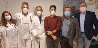 “Io, primo vero allergico al vaccino a vaccinarmi contro il Covid, grazie all’ospedale dell’Angelo” Da sinistra, l’allergologa Francesca Rizzo, l’allergologo Andrea Zancanaro, il primario di Medicina interna dell’Angelo Fabio Presotto, il primo vaccinato allergico Imad Rouita, il dg dell’Ulss 3 Edgardo Contato, il direttore sanitario dell’Ulss 3 Giovanni Carretta