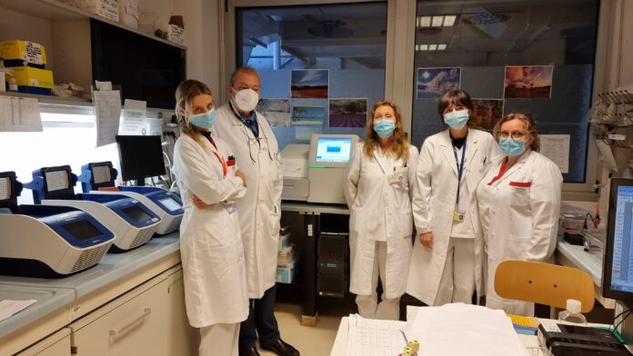 Il dottor Gessoni con alcuni componenti dell'équipe del Laboratorio HLA