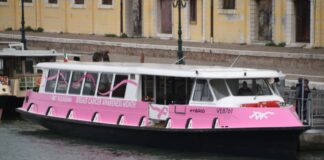 Vaporetto Rosa 2021: stamani il viaggio inaugurale con il taglio del nastro a Ca’ Farsetti
