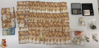 Scoperto un deposito per lo spaccio di droga in un B&B in via Felisati a Mestre: un arresto e una denuncia La droga, il denaro e i bilancini sequestrati