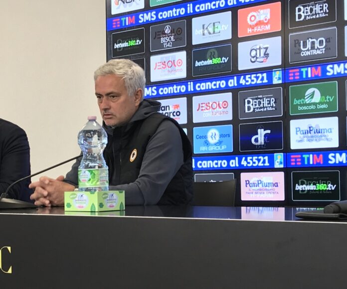 Josè Mourinho in conferenza stampa allo stadio Penzo