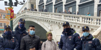 Bambino di 5 anni si perde fra le calli di Venezia: ritrovato dalla Polizia di Stato La famiglia del piccolo Mohamed con gli Agenti della Polizia di Stato di Venezia
