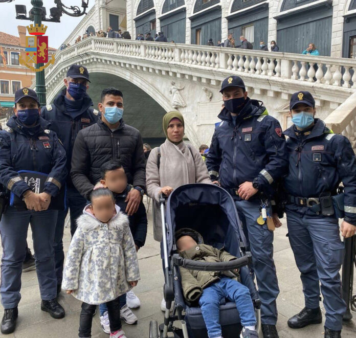 La famiglia del piccolo Mohamed con gli Agenti della Polizia di Stato di Venezia