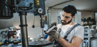 Il manufatturiero cresce a livelli pre-Covid, ma restano incognite sul futuro