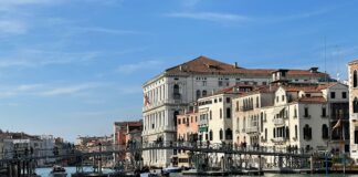 Festa della Madonna della Salute: venerdì alle ore 12 l’apertura del ponte votivo Il ponte votivo per la Festa della Madonna della Salute - foto di repertorio