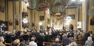 Una folla ai funerali di Jyotika Piaser, la ventinovenne morta nel tragico incidente di domenica a Quarto d’Altino