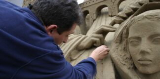 Sand Nativity, il ricavato delle visite guidate in beneficenza Jesolo (VE): allestimento del Presepe di sabbia 2006.